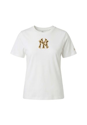 Weißes T-Shirt mit Rundhalsausschnitt und kurzen Ärmeln mit einem gold- und schwarz gemusterten New York Yankees Logo in der Mitte der Brust.