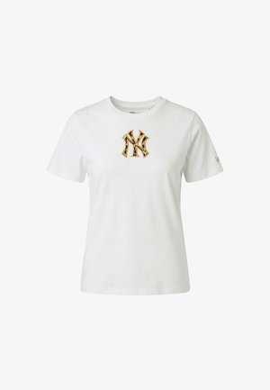 T-shirt bianca a maniche corte con scollo a girocollo e logo dei New York Yankees dorato e nero al centro del petto.