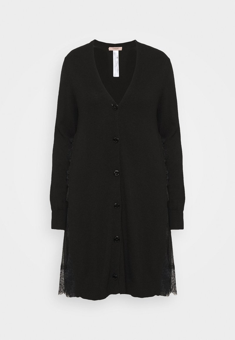 Musta pitkähiha cardigan-mekko, jossa on syvä V-pääntie, etupainikkeet ja pitsiyksityiskohtia sivuilla sekä helmoissa.