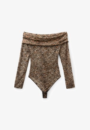 Langärmliger Leopardenmuster-Bodysuit mit schulterfreiem Design, gefaltetem Halsauschnitt und Druckknopfverschluss an der Unterseite.