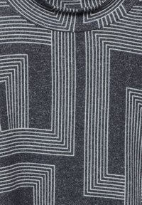 Tessuto a maglia blu navy con un motivo geometrico di linee bianche che formano rettangoli sovrapposti. Texture liscia con una finitura morbida.