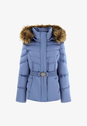 Giacca blu imbottita con cappuccio in pelliccia sintetica, vita elastica con fibbia metallica, caratterizzata da un design trapuntato e tasche laterali.