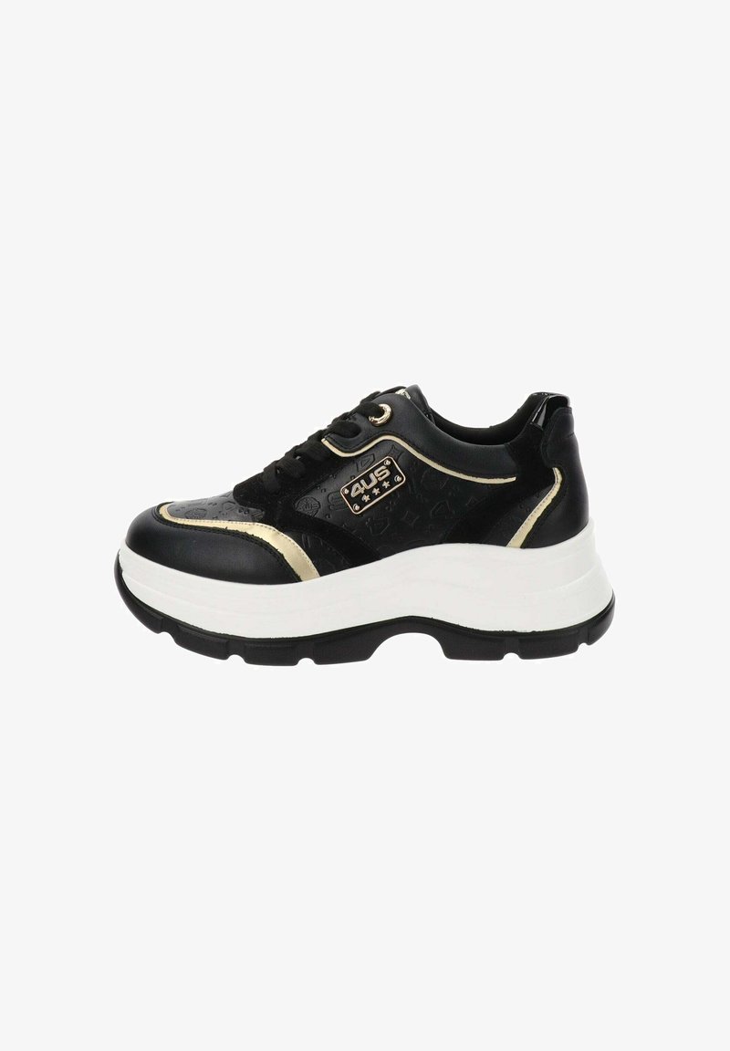 Zwarte sneaker met een gestructureerde zwarte bovenkant, gouden accenten en een dikke witte platformzool. Voorzien van zwarte veters en een logo aan de zijkant.