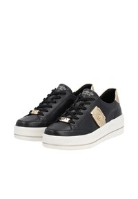 Schwarze Ledersneaker mit einer kontrastierenden cremefarbenen Gummisohle, goldenen Hardware-Accessoires und einer abgerundeten Form. Verfügt über ein traditionelles Schnürdesign.