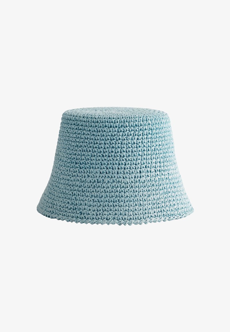 Chapeau bob crocheté bleu clair avec un dessus arrondi et un bord légèrement évasé, présenté sur fond blanc.