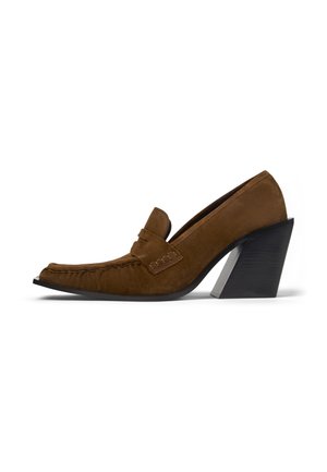 Brauner Wildleder-Damenschuh im Loafer-Stil mit klobigem schwarzem Blockabsatz und aufgenähter Vorderseite.