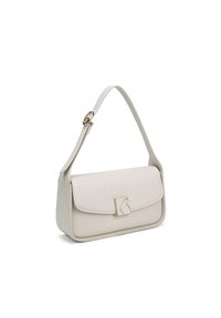 Borsa a tracolla bianca in pelle con una superficie liscia, dotata di chiusura a patta e un elegante accessorio hardware dorato. Include una tracolla regolabile.