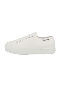 Sneakers bianchi in tela con suola in gomma texturizzata, design con lacci e occhielli argentati. Presentano un piccolo logo sul lato.