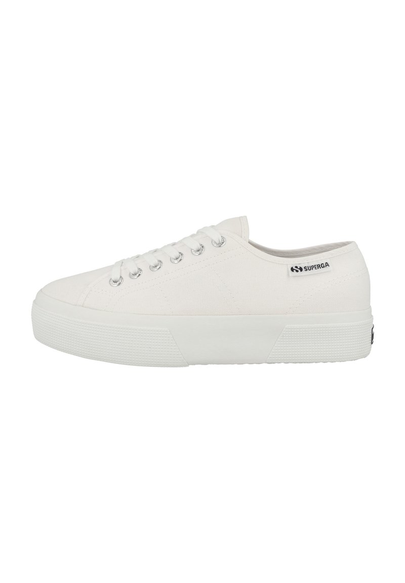 Sneakers bianchi in tela con suola in gomma texturizzata, design con lacci e occhielli argentati. Presentano un piccolo logo sul lato.