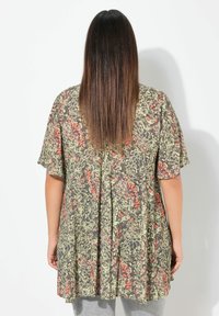 Ulla Popken ANIMAL SHORT SLEEVE  - Tunika - olive gray