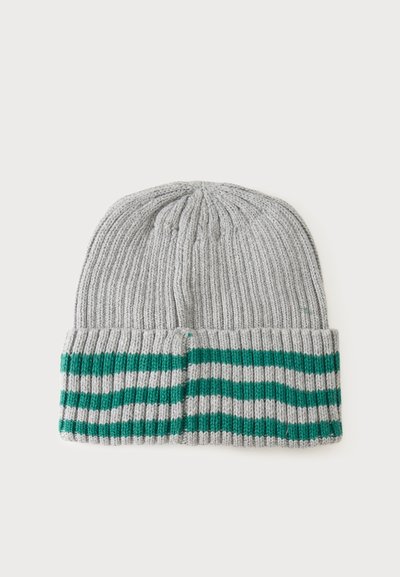 Bonnet tricoté gris clair avec bord replié présentant des rayures horizontales alternées vertes et grises.