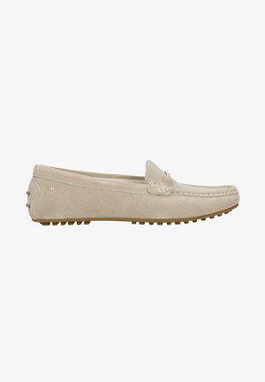 Beige suède mokassins met een ronde neus, voorzien van een gevlochten design op de wreef en een rubberen buitenzool met kleine nopjes voor grip.