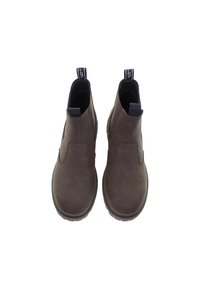 Stivali Chelsea in suede marrone con lati elastici e rilievi neri, visti dall'alto su uno sfondo bianco.
