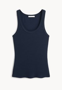 Granatowy prążkowany top na ramiączkach z okrągłym dekoltem i szerokimi ramiączkami, charakteryzujący się gładką fakturą i prostym dołem.