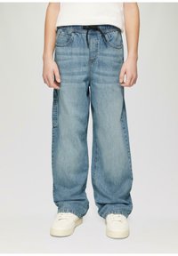 Lichtblauwe denim cargo broek met een elastische tailleband, trekkoord en zijzakken. De pasvorm is ruim met omgeslagen hemden.