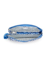 Pochette Kipling blu a fantasia con chiusura a zip, esterno testurizzato e dettaglio pom-pom. L'interno presenta un delicato design geometrico.