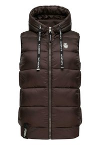 Hnědá puffová vesta s kapucí, která má plný přední zip, výrazný prošívaný design a logo detail na hrudi a bočním štítku.