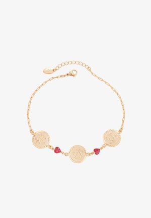 Aranyszínű karkötő, három gravírozott érmével és két piros szív alakú díszítéssel, finom lánccal és homárkapoccsal összekötve.