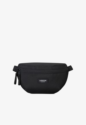 Čierna látková bedrová taška s okrúhlym tvarom, so zipsovým uzáverom a označením LARKSON. Obsahuje dve ťahadlá zipsu a bočný popruh.