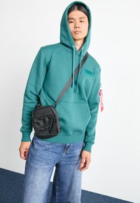 Alpha Industries BACK PRINT HOODY - Mikina - force green