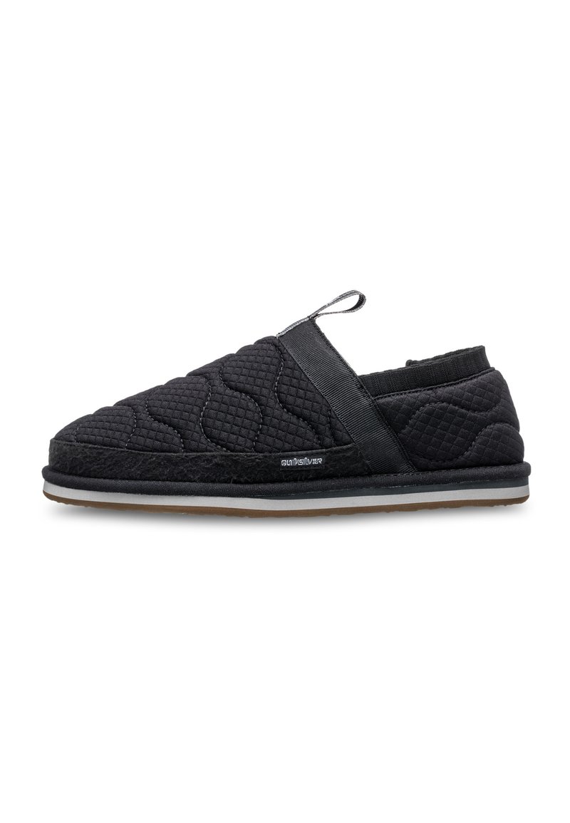 Schwarzer, wattierter Slipper mit elastischem Seiteneinsatz, Zuglasche an der Ferse und strukturiertem Sohle für lässige Innen- oder Außenanlässe.