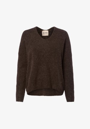 Bruine gebreide trui met een V-hals, lange mouwen en een relaxte pasvorm. Zachte textuur met een iets losse structuur en een ronde zoom.
