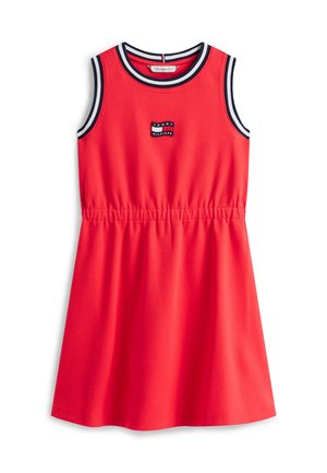 Vestito rosso senza maniche con vita elasticizzata, rifiniture a righe blu navy e bianche agli spacchi delle braccia e allo scollo, e patch con il logo Tommy Hilfiger sul petto.