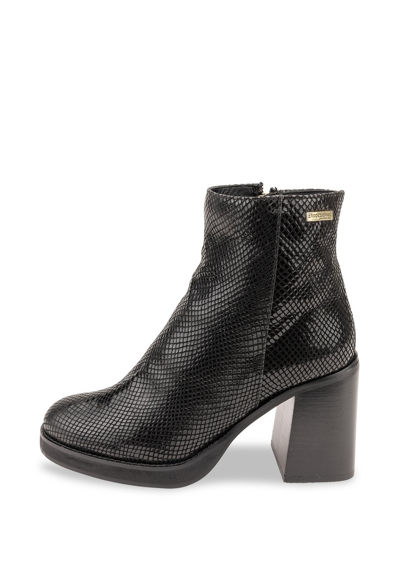 Botín negro hasta el tobillo con un acabado texturizado similar a la piel de serpiente, un tacón grueso y un cierre de cremallera en el lateral. Punta lisa y silueta elegante.
