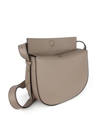 Læder crossbody taske i lys beige med glat tekstur, rund form og kontrasterende mørk syning. Har en justerbar rem og trykknaplukning.