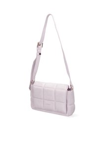 Borsa a spalla in leggero lavanda, trapuntata, con una finitura in suede testurizzato, tracolla regolabile e accenti in oro discreti.