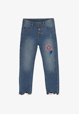 Lichtblauwe denim jeans met drieknoopsluiting, versleten details, rafelige zoom en bloemstickers in roze en blauw op de linkerdij.