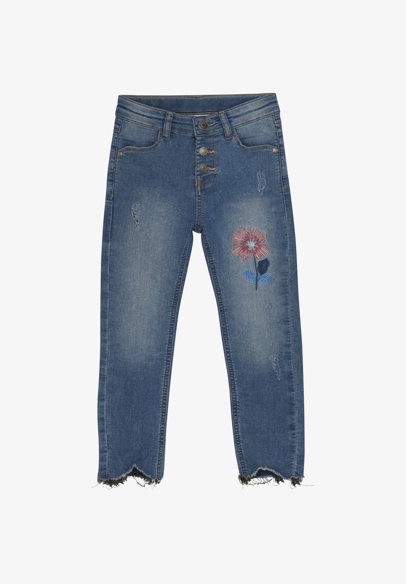 Jeans en denim bleu clair avec fermeture à trois boutons, détails déchirés, ourlet effiloché et broderie florale en rose et bleu sur la cuisse gauche.