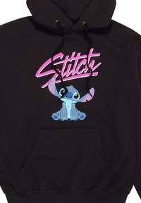 Felpa nera con cappuccio raffigurante un personaggio alieno blu con grandi orecchie e occhi, con la scritta "Stitch" in corsivo rosa sopra il design grafico.