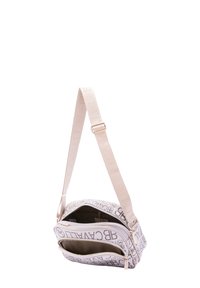Borsa a spalla bianca con texture, dotata di chiusura a zip, tracolla beige chiaro con dettagli del logo e doppie scompartimenti per lo stoccaggio.