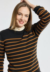Maglione nero con strisce orizzontali arancioni, caratterizzato da un colletto rotondo e polsini a costine. La superficie sembra morbida e lavorata a maglia.
