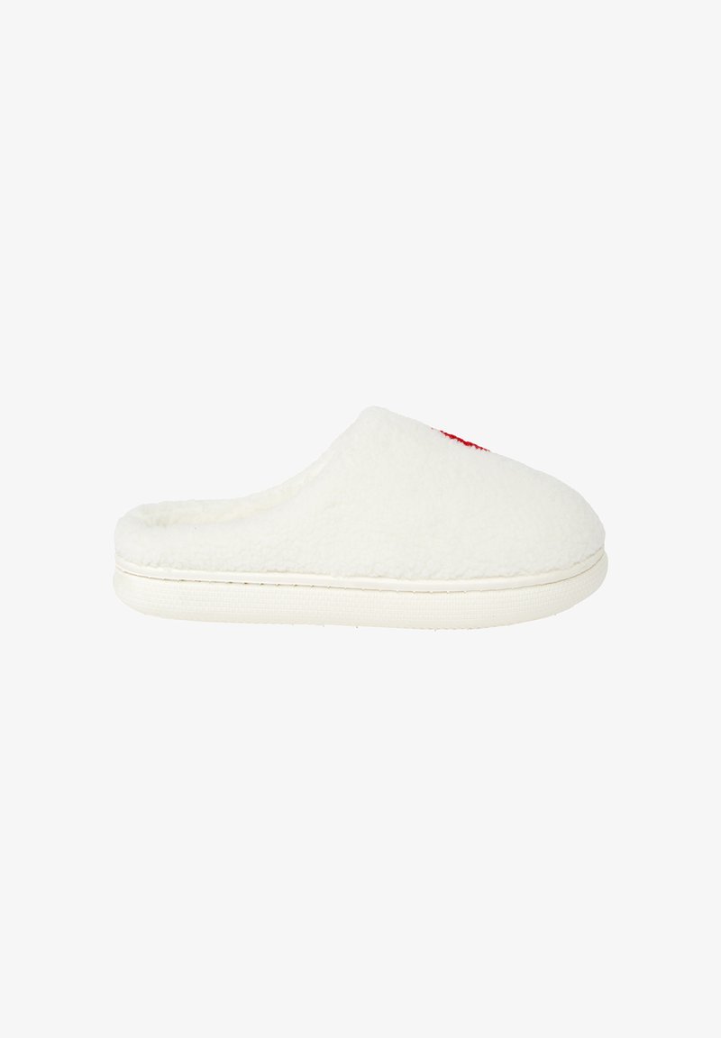 Biały, miękki kapcie wsuwane o puszystej fakturze, okrągłym czubku i cienkiej białej podeszwie. Na przedniej części znajduje się małe czerwone logo.