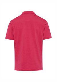 Czerwona koszulka polo, krótki rękaw, z kołnierzykiem, gładka tekstura, jednolity kolor bez wzorów czy akcentów. Wyświetlony widok z tyłu.