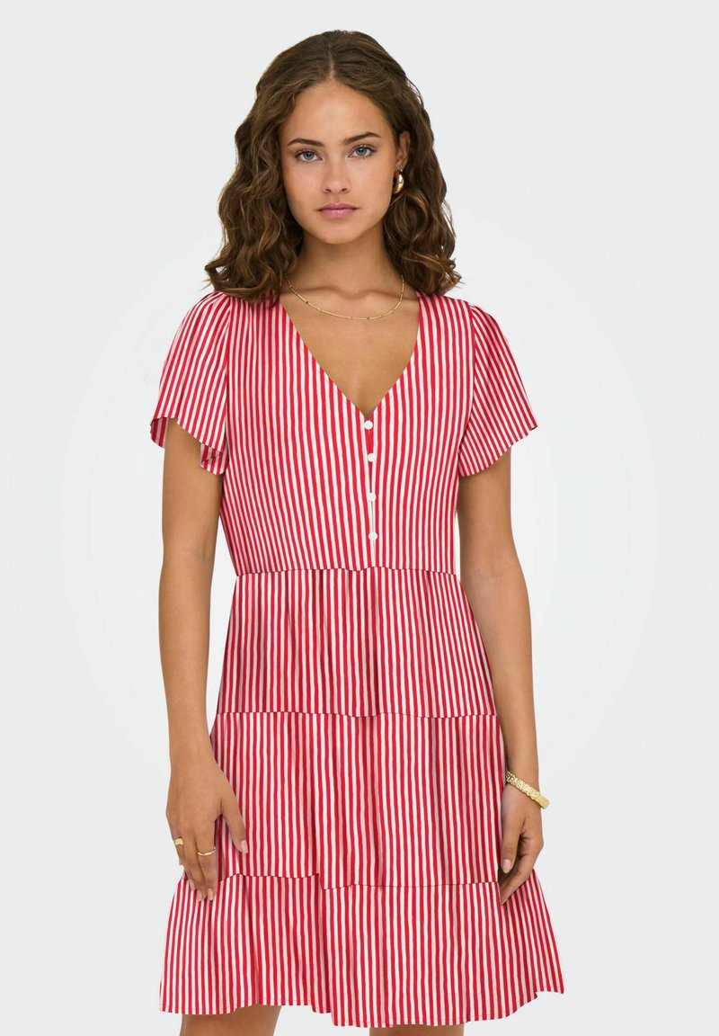 Robe à rayures rouges et blanches avec de courtes manches volantées, un décolleté en V profond et un détail de boutons ; présente une jupe à volants et un tissu texturé.