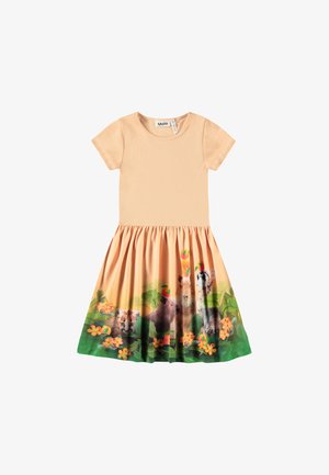 Ferskenfarvet kortærmet kjole med indsnævret skørt med print af en gepardunge, kapivar,lama og æsel blandt grønne blade og orange blomster.