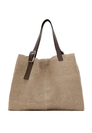 Bolso tote tejido beige con dos correas de cuero ajustables de color marrón oscuro y una hebilla plateada en una de las correas.