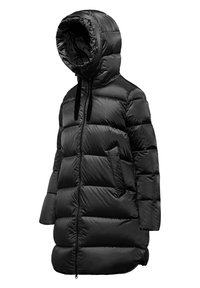 Piumino nero con cappuccio, caratterizzato da ampie sezioni imbottite, due tasche laterali e una zip frontale completa. Materiale liscio e lucido.