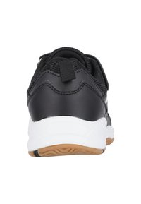 Svart atletisk sko med mesh-överdel, släta syntetiska detaljer, vadderat krage och en vit mellansula med en strukturerad gummiyttersula.