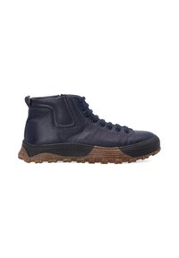 Granatowe skórzane buty wysokie typu high-top z teksturowaną powierzchnią, okrągłym noskiem i sznurowanym przodem. Posiadają kontrastującą brązową gumową podeszwę z bieżnikiem.