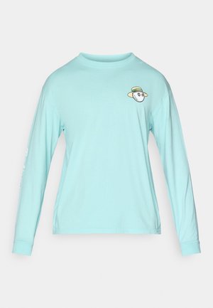 Lyseblå langermet T-skjorte laget av bomull. Har et lite illustrert ansikt med hatt på brystet; venstre erme har tekstdetalj.