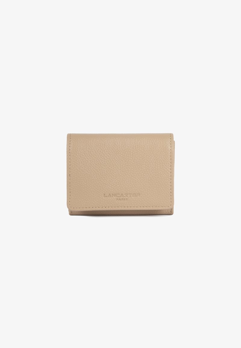 Portefeuille en cuir beige avec une finition texturée, design rabattable et logo embossé "Lancaster Paris" à l'avant. Forme compacte et rectangulaire.