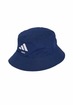 Gorro de cubo azul marino hecho de tela texturizada, que presenta el logo blanco de adidas y el texto "PARIS" en el lado frontal.