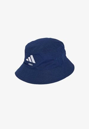 Gorro de cubo azul marino hecho de tela texturizada, que presenta el logo blanco de adidas y el texto "PARIS" en el lado frontal.