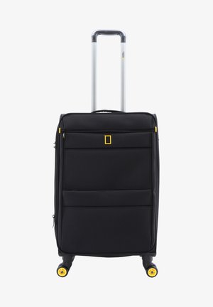 Schwarzer Koffer mit glatter Stoffoberfläche, zwei Rädern mit gelben Akzenten, ausziehbarem Griff und einer vorderen Reißverschlusstasche.