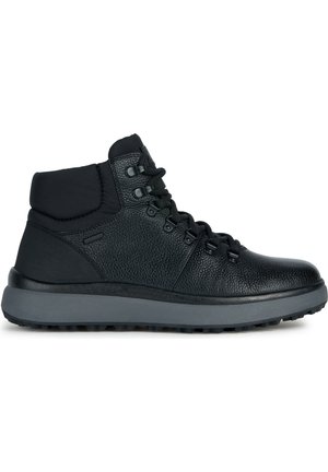 Czarny skórzany sneaker z wysoką cholewką, wyściełany wokół kostki, z grubą szarą podeszwą, teksturowaną powierzchnią oraz czarnymi sznurowadłami z metalowymi przelotkami.