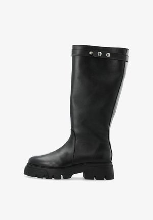 Mustat nahkaiset polvimittaiset saappaat, joissa on paksu pohja ja kolme hopeista koristekappaletta ylhäällä olevan hihnan päällä. Litteä pinta ja jämäkkä muotoilu.